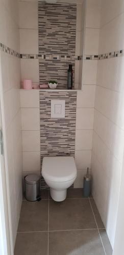 Elle comprend une petite salle de bains pourvue de toilettes. dans l'établissement T2 saint jean du Bruel, à Saint-Jean-du-Bruel