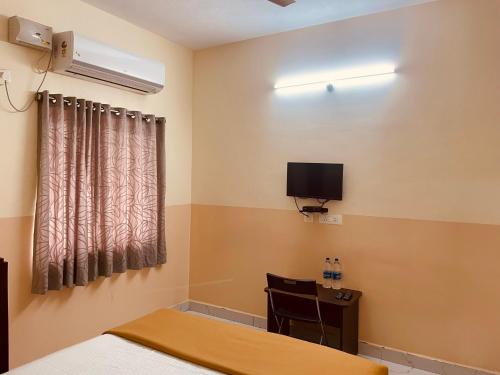 TV a/nebo společenská místnost v ubytování Hotel Deccan Park, Tirupati