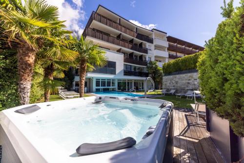 ナトゥルノにあるHotel Belvedere - Adults Only - 14 plusの建物の前のプール