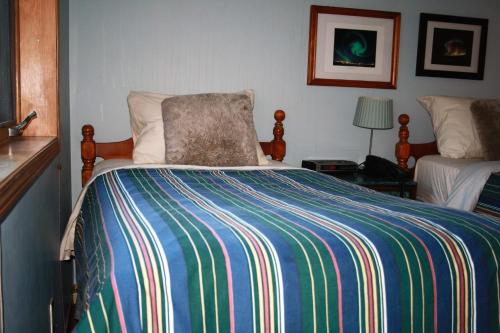 Ένα ή περισσότερα κρεβάτια σε δωμάτιο στο Aurora Bayside Inn