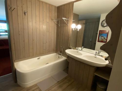 une salle de bain avec une baignoire et un lavabo et une baignoire dans l'établissement Spacieux duplex 4 pers, centre Méribel, proche commerces - FR-1-411-435, à Les Allues