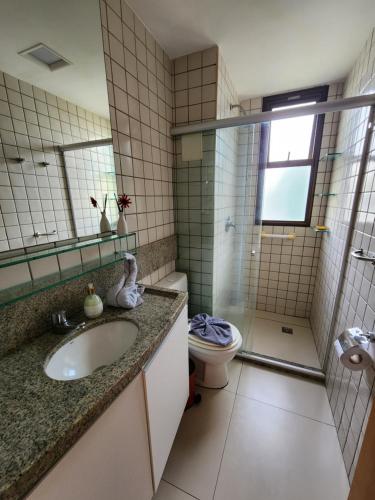 een badkamer met wastafel, douche en toilet bij Paraíso Malawí Flat Muro Alto in Porto De Galinhas