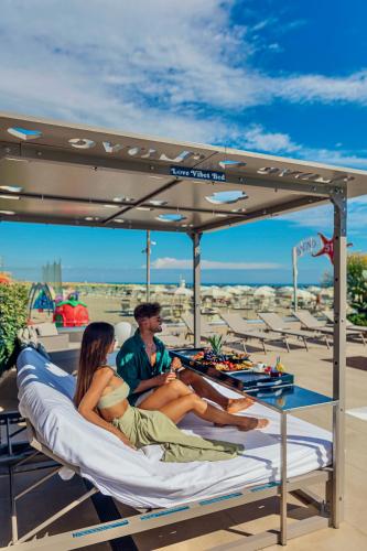 Επισκέπτες που μένουν στο You & Me Beach Hotel
