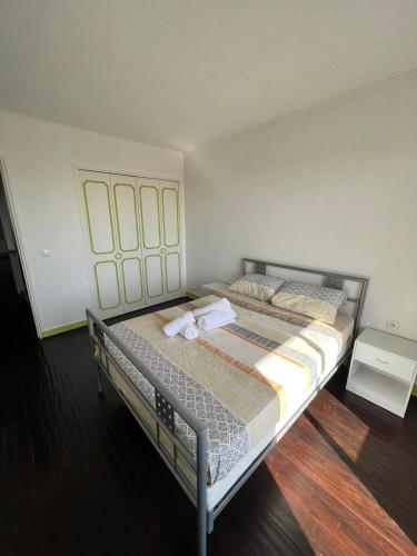 une chambre avec deux lits dans une pièce dans l'établissement Bel appartement familial 6 personnes avec balcon, à Noisy-le-Sec