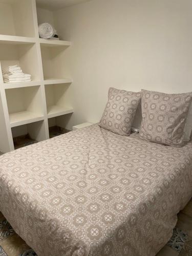 - un lit avec deux oreillers dans l'établissement Appartement au calme proche centre, à Alès