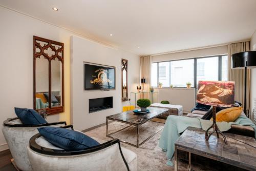 a living room with a couch and a table at Luxury 3BR Home in Belgravia, Near Victoria in London