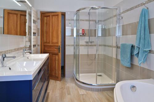 a bathroom with a shower and a sink at Résidence Capicciolo Villa A CIGALA in Olmeto