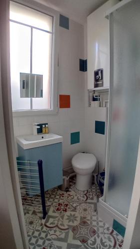 une salle de bain avec toilettes, lavabo et fenêtre dans l'établissement Studio Paris 13 Quartier Butte-aux-Cailles, à Paris