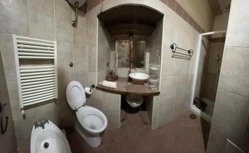 a bathroom with a toilet and a sink at Il nuovo fiorile in Benevento