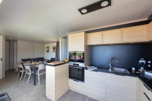Dapur atau dapur kecil di Chalet ILUNA climatisé 2 à 6 pers 3ch 2 sdb piscine et sérénité
