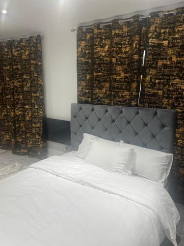 Ένα ή περισσότερα κρεβάτια σε δωμάτιο στο Spacious self-contained studio