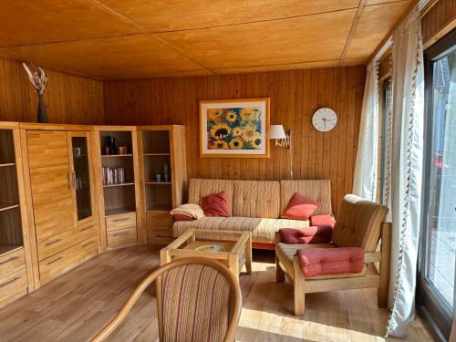a living room with a couch and a table at Ferienwohnung Sonneninsel in Ostseebad Sellin
