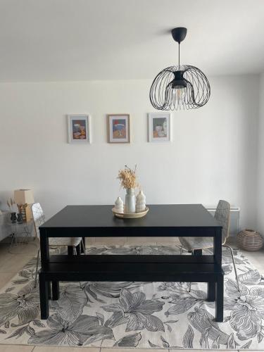 une table basse noire dans un salon avec un tapis dans l'établissement Villa Lisa - piscine chauffée, à LʼIsle-sur-la-Sorgue