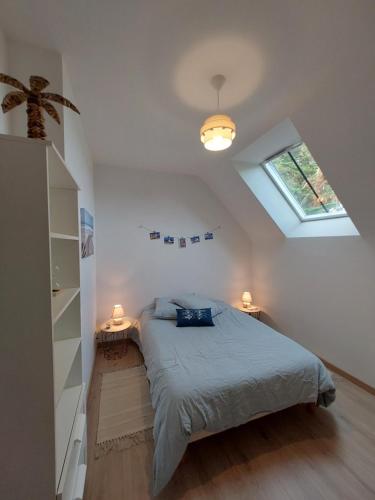 une chambre avec un lit et deux lampes et une fenêtre dans l'établissement Menhirs et plages Carnac, à Carnac