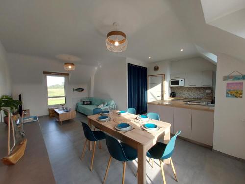 une cuisine et un salon avec une table et des chaises dans l'établissement Menhirs et plages Carnac, à Carnac