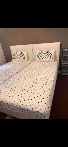 - un lit avec une couette blanche et 2 oreillers dans l'établissement appartement 10mn à pied plage promenade, à Nice