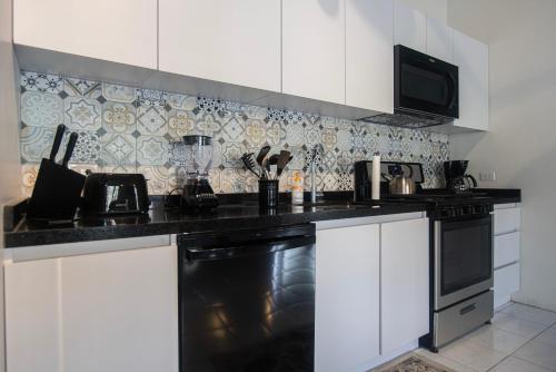 a kitchen with a black and white counter top at Casa Trankilo in Paradera