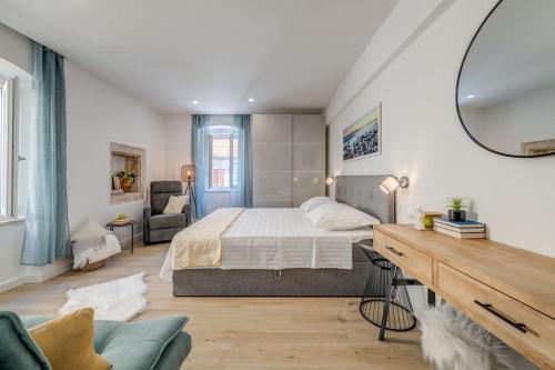 Ένα ή περισσότερα κρεβάτια σε δωμάτιο στο New luxury apartments in the center of Omiš
