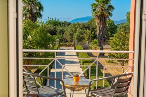a patio with two chairs and a table on a balcony at Villa Ritrovo in Sami