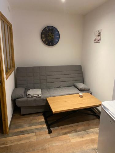 Χώρος καθιστικού στο 3 appartements T1 meublé Lussac 86320