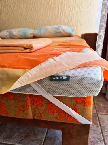 ein Bett mit einem Schild mit der Aufschrift „Wellopt“ darauf in der Unterkunft Smokva in Bar