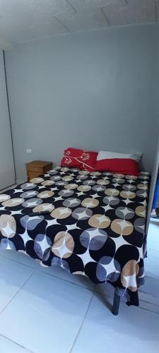 Giường trong phòng chung tại Monoambiente Tarija