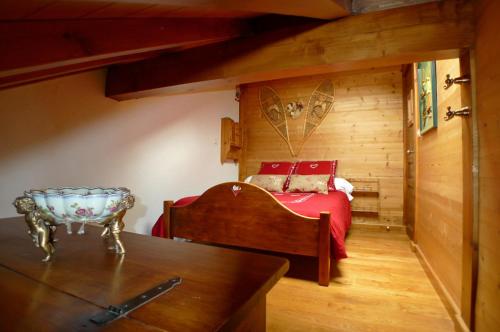 une chambre avec un lit dans une pièce en bois dans l'établissement Location de charme 4 étoiles à Passy, à Passy