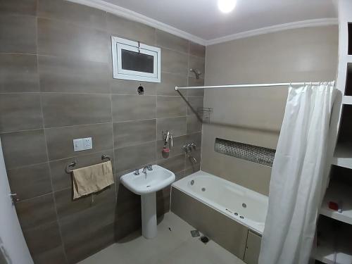 łazienka z umywalką, toaletą i wanną w obiekcie CASA de HERRERO w mieście San Miguel de Tucumán