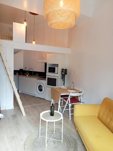 un salon avec un canapé et une table dans l'établissement Le local atypique, à Étables