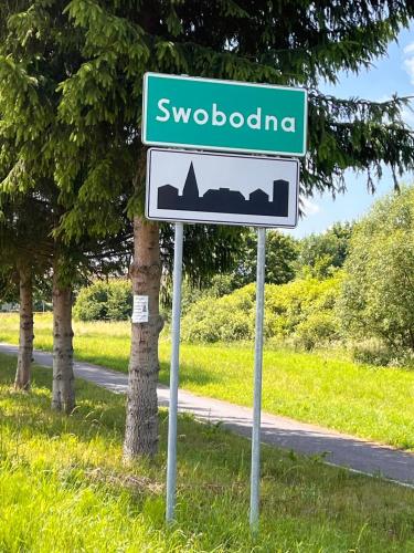 Leszczynowy domek nad jeziorem