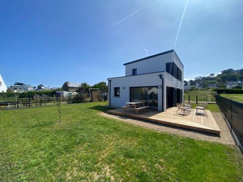 Lumineuse maison accès plage à pied à Plougasnou