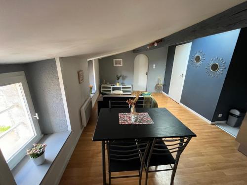 une salle à manger et un salon avec une table et des chaises dans l'établissement Zen Appartement Centre-ville, à Niort
