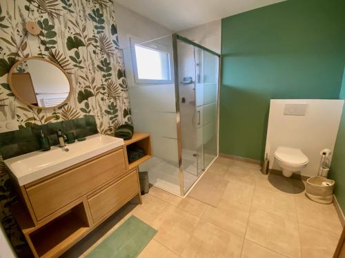 une salle de bain avec un lavabo, une douche et des toilettes dans l'établissement Lumineuse maison accès plage à pied à Plougasnou, à Plougasnou