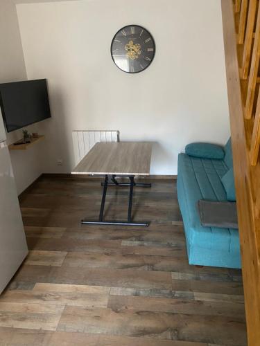 Μια τηλεόραση ή/και κέντρο ψυχαγωγίας στο 3 appartements T1 meublé Lussac 86320