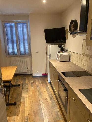 Η κουζίνα ή μικρή κουζίνα στο 3 appartements T1 meublé Lussac 86320