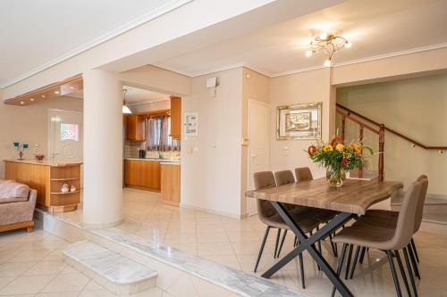 a dining room and living room with a table and chairs at Villa Ritrovo in Sami