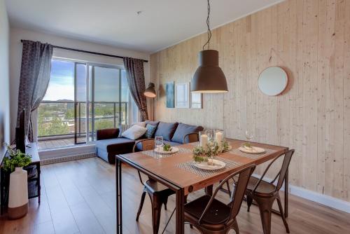 a living room with a table and a couch at Sommet de la basse ville in Quebec City