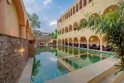 a pool in the courtyard of a building at Hotel Shahi Palace Mandawa in Mandāwa