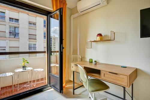 Ce petit appartement comprend un bureau et une fenêtre. dans l'établissement Superbe appartement neuf 3 chambres à coucher proche centre-ville Marseille, à Marseille