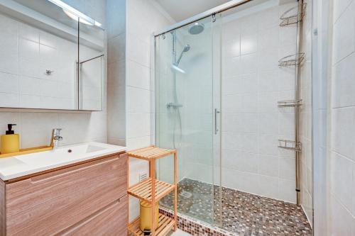 une salle de bain avec douche et lavabo dans l'établissement Superbe appartement neuf 3 chambres à coucher proche centre-ville Marseille, à Marseille