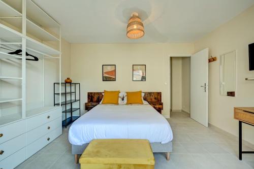 une chambre avec un grand lit et une commode dans l'établissement Superbe appartement neuf 3 chambres à coucher proche centre-ville Marseille, à Marseille