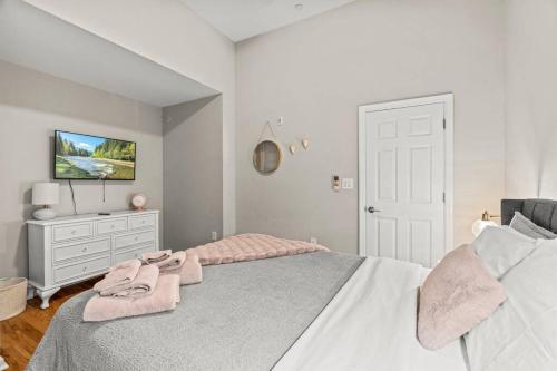 a bedroom with a bed with pink towels on it at Beautiful 1BD With Balcony Hosted By StayRafa - 2F in Philadelphia