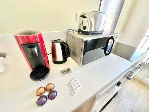 - un comptoir avec une cafetière et un four micro-ondes dans l'établissement Le Mozart calme et fonctionnel, à Limoges