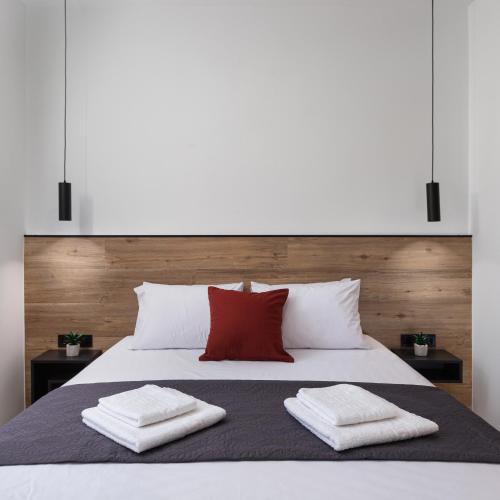 The Meta Stay - Sunny Getaway with Rooftop Access