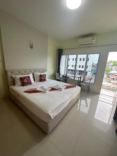 Ein Bett oder Betten in einem Zimmer der Unterkunft ลูกจ่าปองโฮม Lukjapong Home