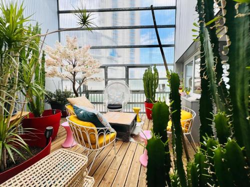 Loft atypique 130 m2 Clim patio couvert et terrasse pkg privé inclus gratuit tram à 5mn à pied un accès direct au centre-ville
