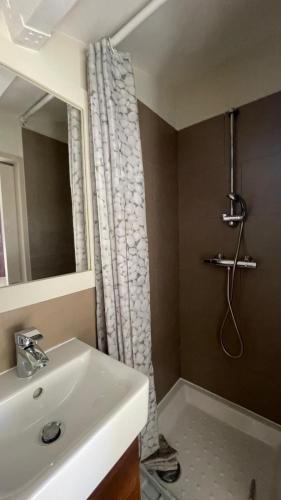 une salle de bain avec un lavabo et un rideau de douche dans l'établissement Gigaro View 2 Duplex Sylvabelle, à La Croix-Valmer
