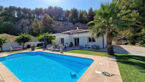 une piscine devant une maison dans l'établissement Villa contemporaine au calme entre Aix-en-Provence et Lourmarin, à Meyrargues
