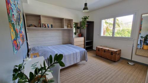 une chambre avec un lit et une fenêtre dans l'établissement Villa contemporaine au calme entre Aix-en-Provence et Lourmarin, à Meyrargues