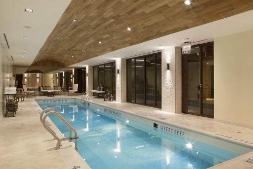 una gran piscina en el vestíbulo del hotel en The Marmara Park Avenue en Nueva York